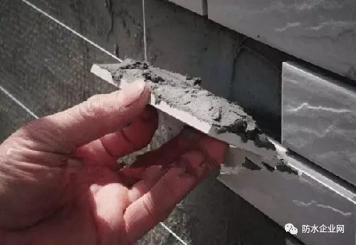 新买防水涂料瓷砖脱落商家：不存在质量问题是因使用不当脱落