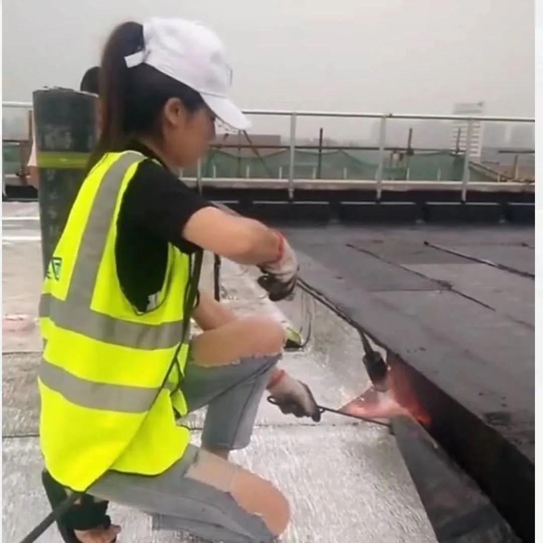 为什么家里墙上的瓷砖一敲就会有闷响声吗？