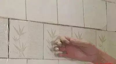 为什么家里墙上的瓷砖一敲就会有闷响声吗？